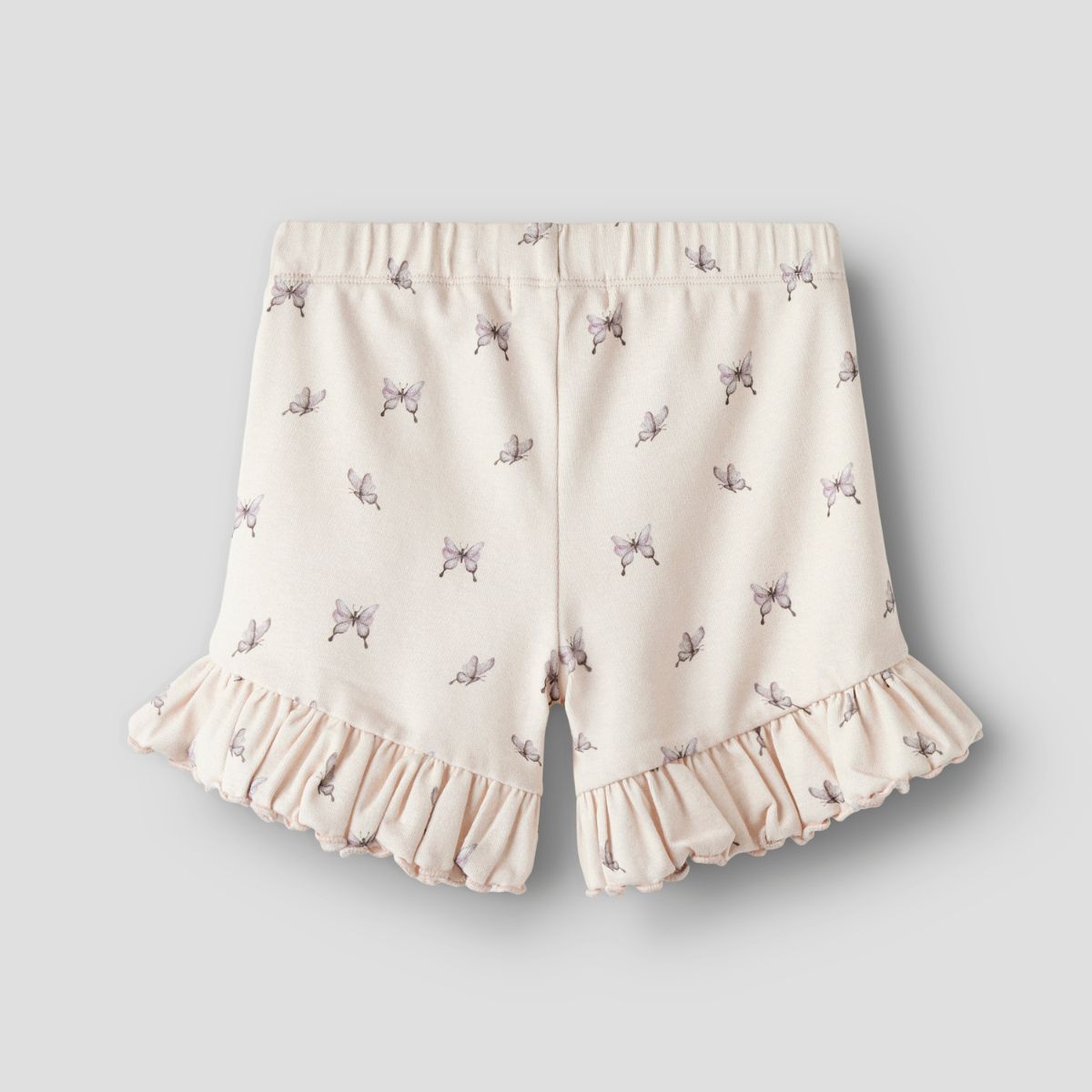 Hip en comfortabel: de gayo shorts in peach blush butterfly van het merk Lil' Atelier. Een luchtige, zomerse short met een loose fit in een lieve kleur roze. VanZus