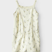 Deze schattige Lil´ Atelier gayo strap onesie in de print coconut milk forget me not is een must-have voor zonnige dagen. VanZus