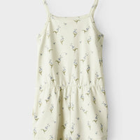 Deze schattige Lil´ Atelier gayo strap onesie in de print coconut milk forget me not is een must-have voor zonnige dagen. VanZus