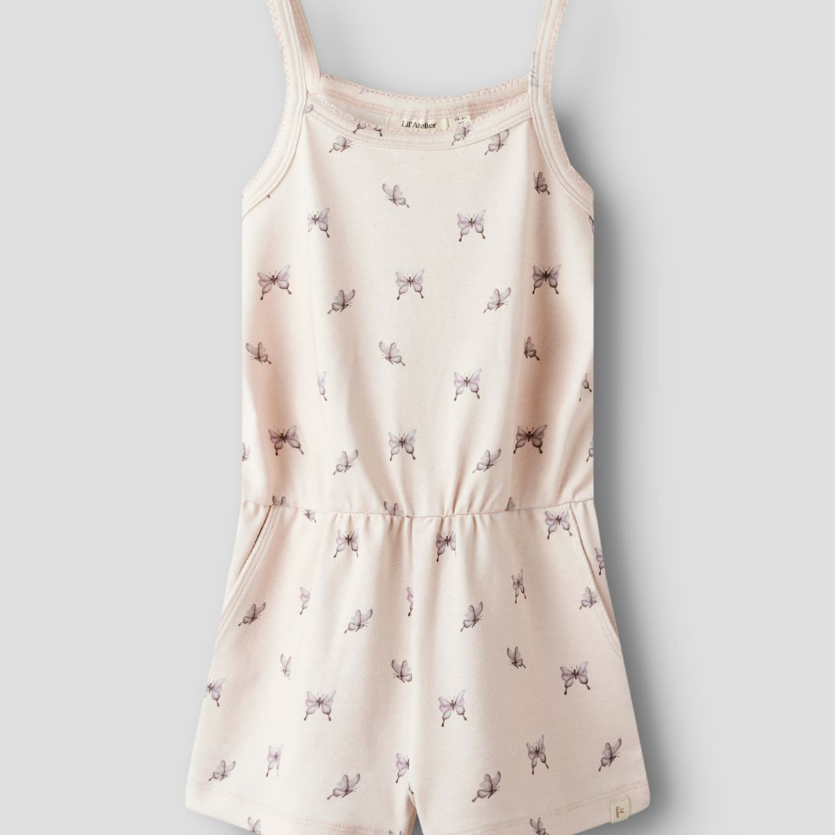 Deze schattige Lil´ Atelier gayo strap onesie in de print peach blush butterfly is een must-have voor zonnige dagen. VanZus