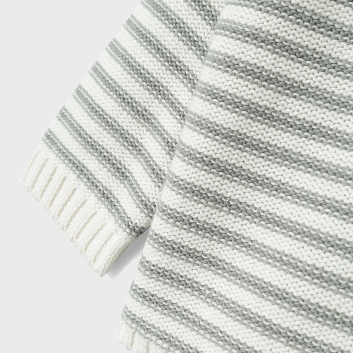 Deze gebreide wrap trui in coconut milk van het merk Lil' Atelier is ideaal voor de wat koudere zomer- of herfstdagan. Deze trui heeft een schattig streepjespatroon en bruine knoopjes. De trui is lekker warm, maar is ook een echte eyecatcher van iedere outfit. VanZus