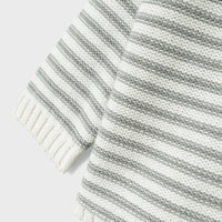 Deze gebreide wrap trui in coconut milk van het merk Lil' Atelier is ideaal voor de wat koudere zomer- of herfstdagan. Deze trui heeft een schattig streepjespatroon en bruine knoopjes. De trui is lekker warm, maar is ook een echte eyecatcher van iedere outfit. VanZus