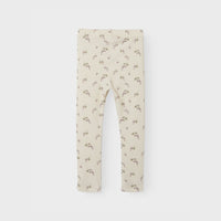 Hoe enorm schattig is deze gio bie slim legging in de kleur birch berries van het lieve merk Lil' Atlier?! Deze schattige legging is perfect voor je baby of peuter en wil je het liefst elke dag aandoen bij je kleintje, zo leuk is hij! VanZus