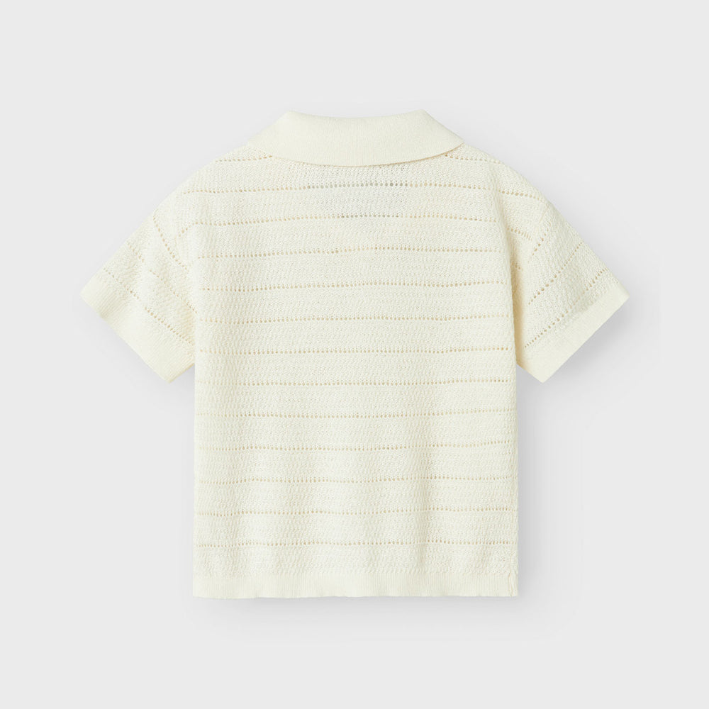 Kies voor een stijlvolle én comfortabele look met deze glivo knit polo in de kleur coconut milk. Deze lieve polo is ideaal voor zomerse dagen en heel leuk om meet te nemen op vakantie, bijvoorbeeld. VanZus
