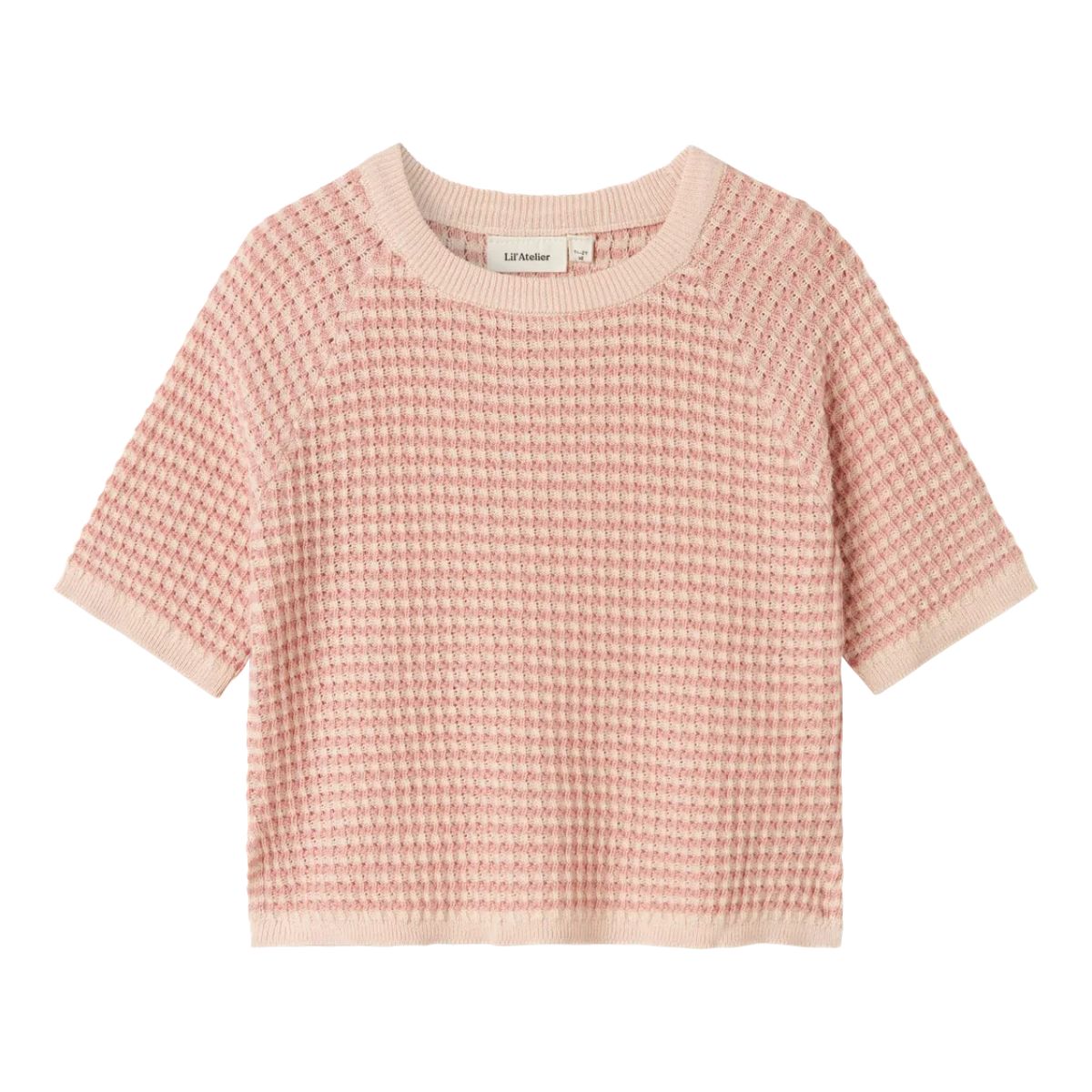 Lil' Atelier Halma 3/4 Knit Shirt in Misty Rose is een comfortabele top voor meisjes, gemaakt van 70% biologisch katoen en 30% viscose. Met een losse fit en O-hals is deze top perfect voor de lente en zomer. VanZus