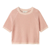 Lil' Atelier Halma 3/4 Knit Shirt in Misty Rose is een comfortabele top voor meisjes, gemaakt van 70% biologisch katoen en 30% viscose. Met een losse fit en O-hals is deze top perfect voor de lente en zomer. VanZus