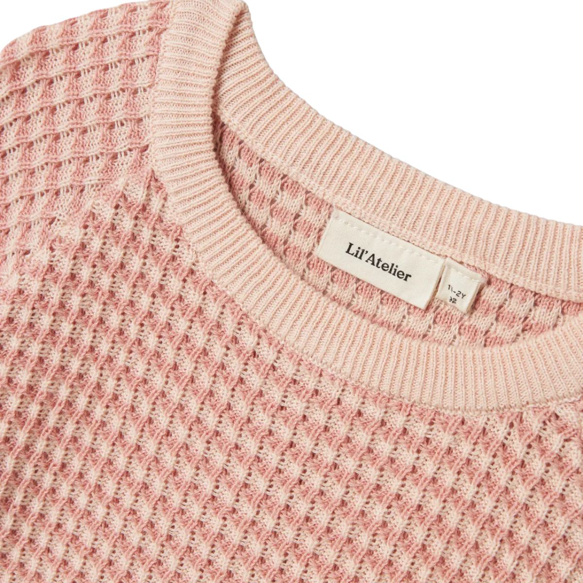 Lil' Atelier Halma 3/4 Knit Shirt in Misty Rose is een comfortabele top voor meisjes, gemaakt van 70% biologisch katoen en 30% viscose. Met een losse fit en O-hals is deze top perfect voor de lente en zomer. VanZus