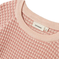 Lil' Atelier Halma 3/4 Knit Shirt in Misty Rose is een comfortabele top voor meisjes, gemaakt van 70% biologisch katoen en 30% viscose. Met een losse fit en O-hals is deze top perfect voor de lente en zomer. VanZus