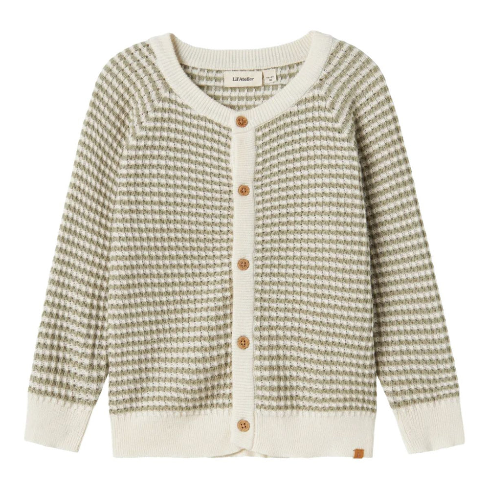 Lil' Atelier halma knit vestje in seagrass is een comfortabel gebreid vest, gemaakt van 70% biologisch katoen en 30% viscose. Met een regular fit, O-hals en knopen is dit vest ideaal voor de lente en zomer. VanZus