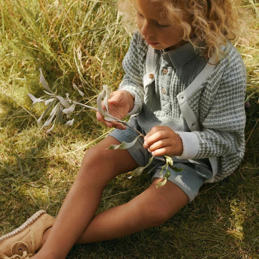 Lil' Atelier halma knit vestje in seagrass is een comfortabel gebreid vest, gemaakt van 70% biologisch katoen en 30% viscose. Met een regular fit, O-hals en knopen is dit vest ideaal voor de lente en zomer. VanZus