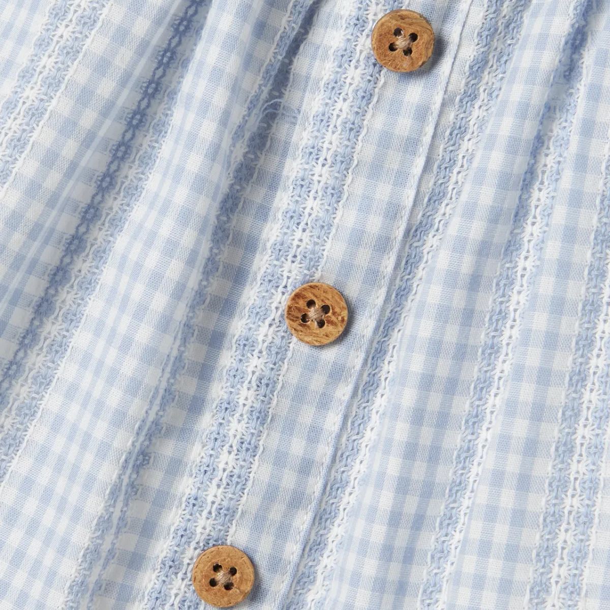 Stijlvol en hip: het Lil' Atelier hazelle rokje in zen blue. Gemaakt van 100% biologisch katoen met een verstelbare tailleband en mooie knoopdetails. Perfect voor elke gelegenheid. VanZus