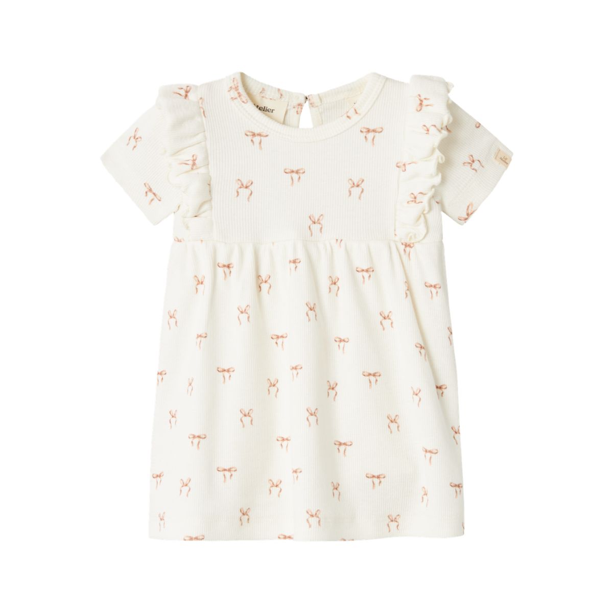 Een prachtige witte romper jurk die perfect is voor feestelijke gelegenheden, maar ook casual gedragen kan worden, dat is coconut milk romper jurk van het mooie merk Lil' Atelier. Deze mooie jurk heeft een witte kleur en een schattige print van strikjes, wat de jurk een nette uitstraling geeft. 