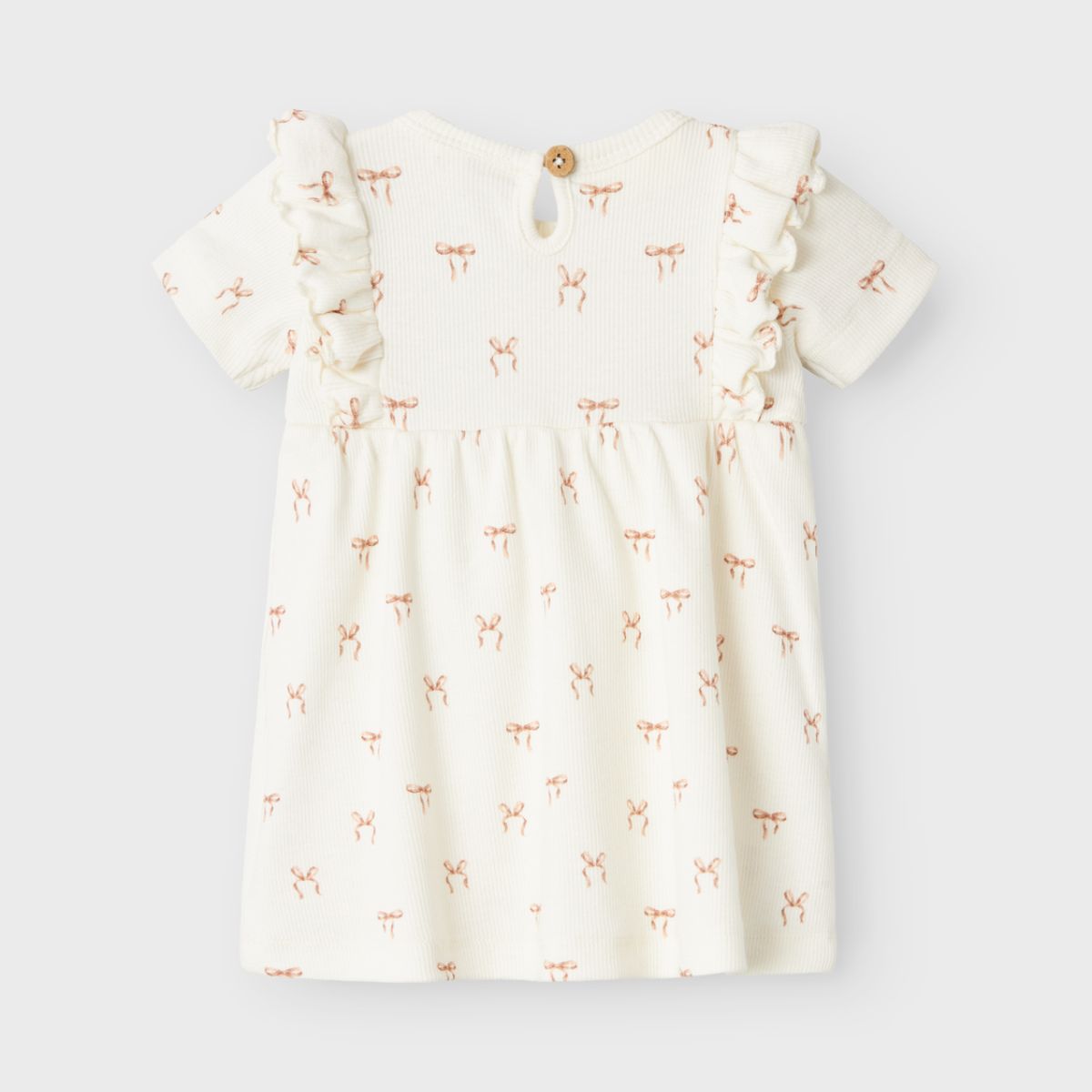 Een prachtige witte romper jurk die perfect is voor feestelijke gelegenheden, maar ook casual gedragen kan worden, dat is coconut milk romper jurk van het mooie merk Lil' Atelier. Deze mooie jurk heeft een witte kleur en een schattige print van strikjes, wat de jurk een nette uitstraling geeft. 