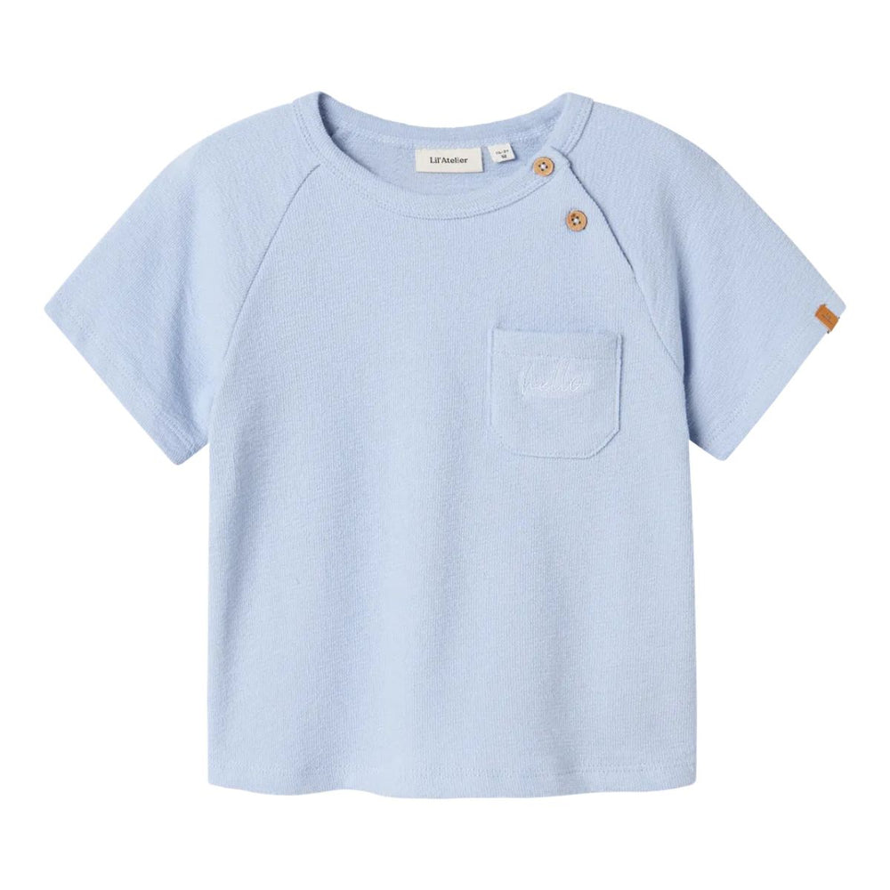 Het jollo sweatshirt in de kleur zen blue van het merk Lil' Atelier is gemaakt van 100% biologisch katoen. Regular fit met O-hals en korte mouwen, perfect voor een comfortabele en trendy look. VanZus