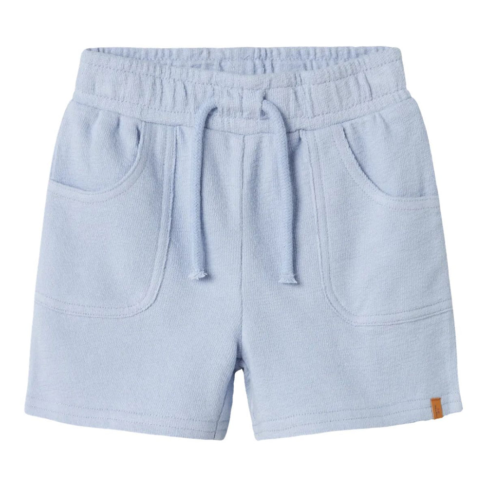 Lil' Atelier jollo sweat short in zen blue, gemaakt van 100% biologisch katoen. Regular fit met verstelbare taille en zijzakken, perfect voor een comfortabele en trendy look. VanZus