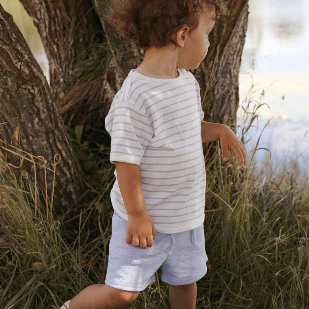 Lil' Atelier jollo sweat short in zen blue, gemaakt van 100% biologisch katoen. Regular fit met verstelbare taille en zijzakken, perfect voor een comfortabele en trendy look. VanZus
