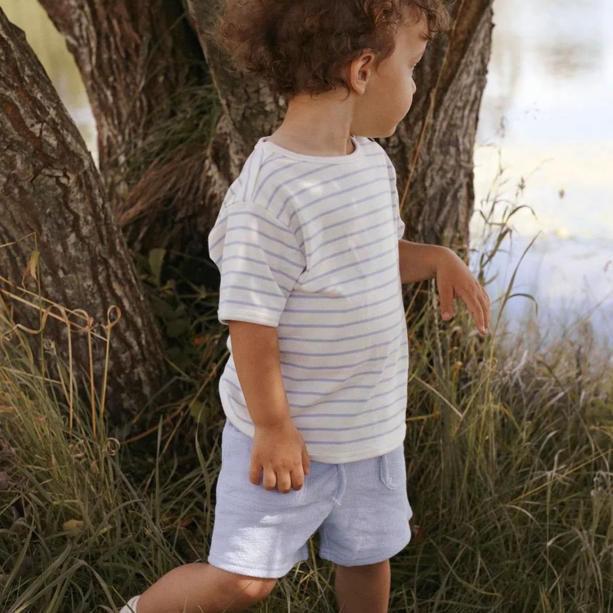 Lil' Atelier jollo sweat short in zen blue, gemaakt van 100% biologisch katoen. Regular fit met verstelbare taille en zijzakken, perfect voor een comfortabele en trendy look. VanZus