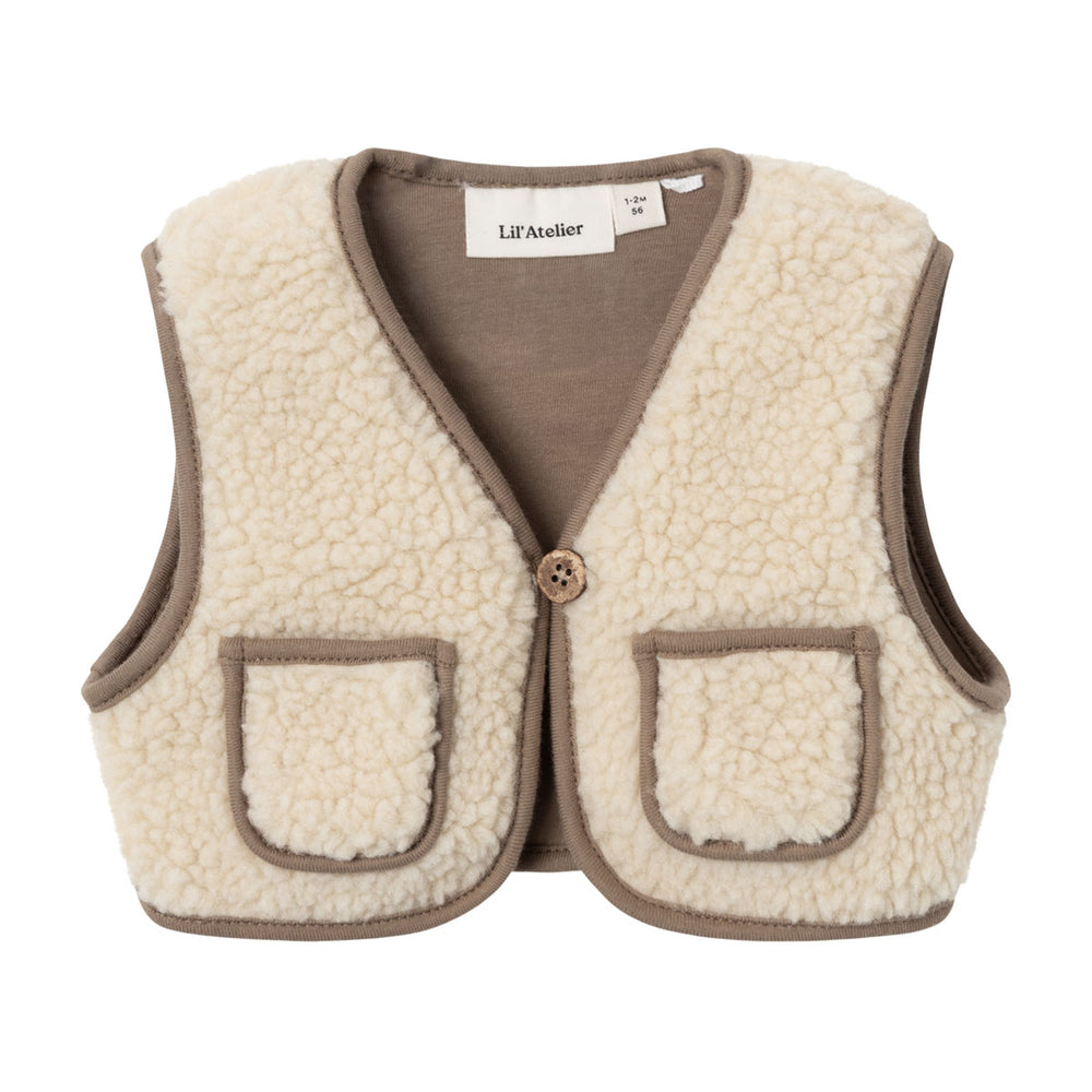 Dit schattige jono baby sherpa vest in de kleur birch van het merk Lil' Atelier maakt elke outfit helemaal af! Het is het perfecte winterse item voor knusse herfst- en winterlooks en biedt je kindje extra warmte en comfort. VanZus