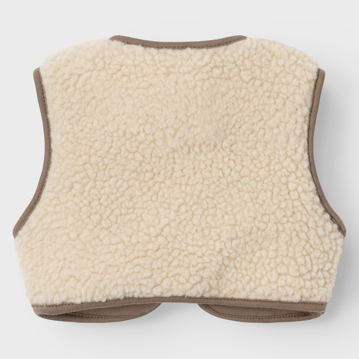 Dit schattige jono baby sherpa vest in de kleur birch van het merk Lil' Atelier maakt elke outfit helemaal af! Het is het perfecte winterse item voor knusse herfst- en winterlooks en biedt je kindje extra warmte en comfort. VanZus