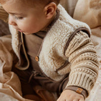 Dit schattige jono baby sherpa vest in de kleur birch van het merk Lil' Atelier maakt elke outfit helemaal af! Het is het perfecte winterse item voor knusse herfst- en winterlooks en biedt je kindje extra warmte en comfort. VanZus