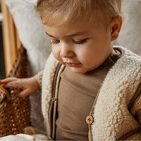 Dit schattige jono baby sherpa vest in de kleur birch van het merk Lil' Atelier maakt elke outfit helemaal af! Het is het perfecte winterse item voor knusse herfst- en winterlooks en biedt je kindje extra warmte en comfort. VanZus