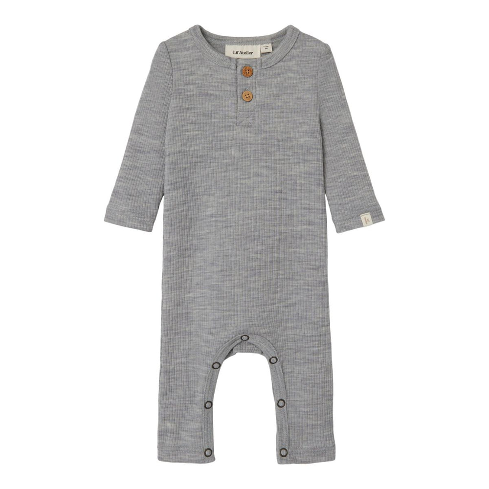 Hul je kleintje in deze schattige jumpsuit grey melange van het vrolijke merk Lil' Atelier. Deze schattige jumpsuit is geweldig om lekker thuis te dragen, maar kan ook leuk gestyled worden met een spijkerjasje of schattig vestje voor een dagje uit. VanZus