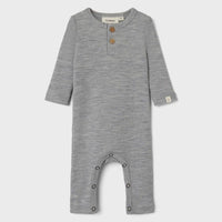 Hul je kleintje in deze schattige jumpsuit grey melange van het vrolijke merk Lil' Atelier. Deze schattige jumpsuit is geweldig om lekker thuis te dragen, maar kan ook leuk gestyled worden met een spijkerjasje of schattig vestje voor een dagje uit. VanZus