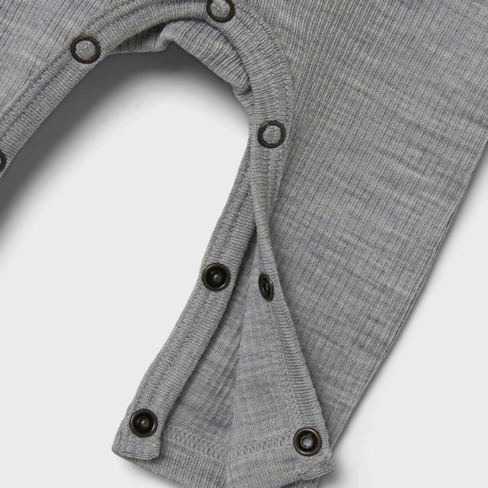 Hul je kleintje in deze schattige jumpsuit grey melange van het vrolijke merk Lil' Atelier. Deze schattige jumpsuit is geweldig om lekker thuis te dragen, maar kan ook leuk gestyled worden met een spijkerjasje of schattig vestje voor een dagje uit. VanZus