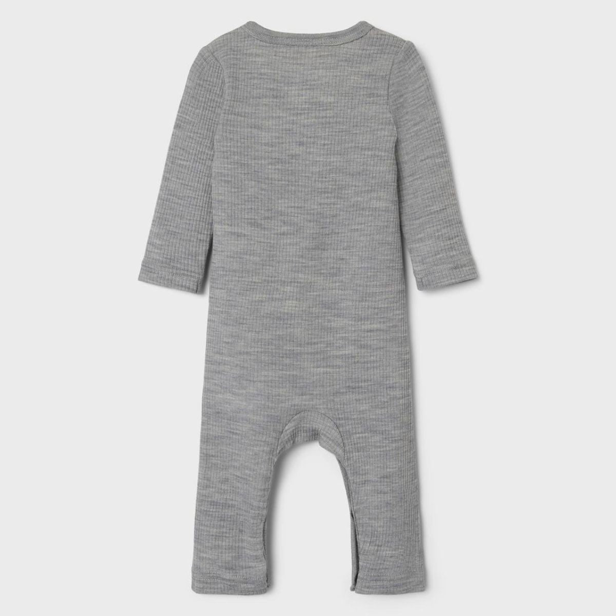 Hul je kleintje in deze schattige jumpsuit grey melange van het vrolijke merk Lil' Atelier. Deze schattige jumpsuit is geweldig om lekker thuis te dragen, maar kan ook leuk gestyled worden met een spijkerjasje of schattig vestje voor een dagje uit. VanZus