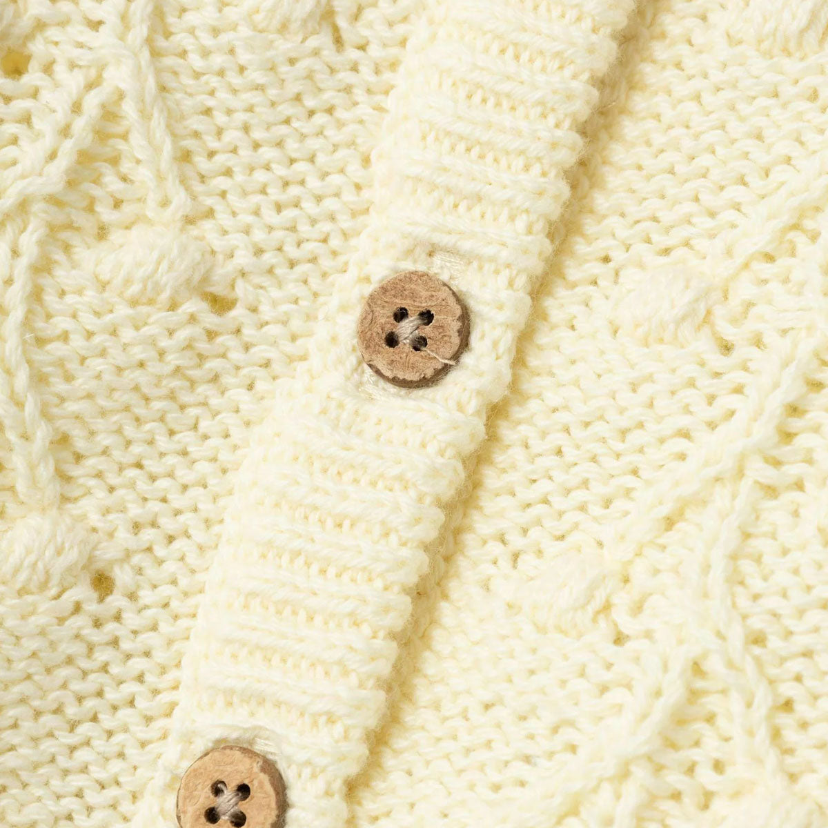 Hoe schattig is dit vestje?! Dit kaja knit vestje van Lil' Atelier is een echte eyecatcher en maakt de outfit van je kleintje net een beetje warmer. Dit vestje heeft een prachtige gele kleur en is voorzien van mooie details, waardoor het een echte blikvanger is. VanZus