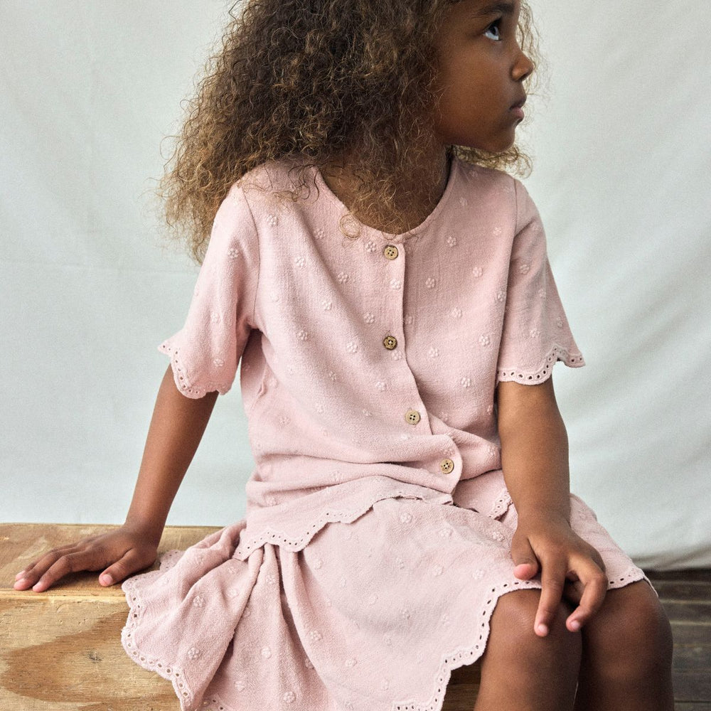 Het Lil' Atelier kaja rokje in misty rose is een must-have voor modebewuste meisjes. Gemaakt van viscose en linnen, biedt deze rok een comfortabele pasvorm met een elastische taille voor extra gemak. VanZus