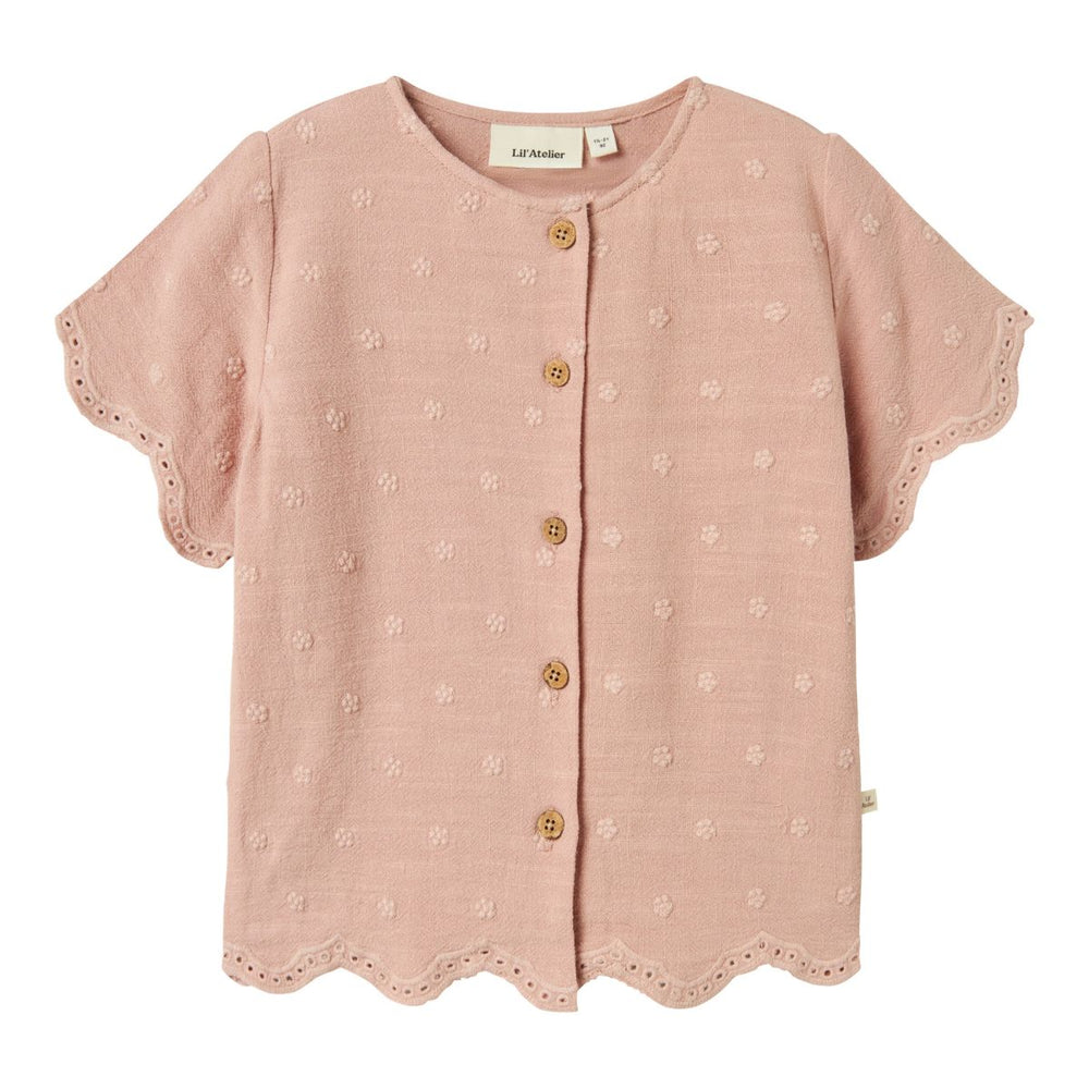 Ben je op zoek naar een fijn shirtje voor je kindje voor deze zomer? Dan is dit kaja shirt in de kleur misty rose ideaal! Dit schattige blouseje met korte mouwen is super summer proof en is eindeloos te combineren! VanZus