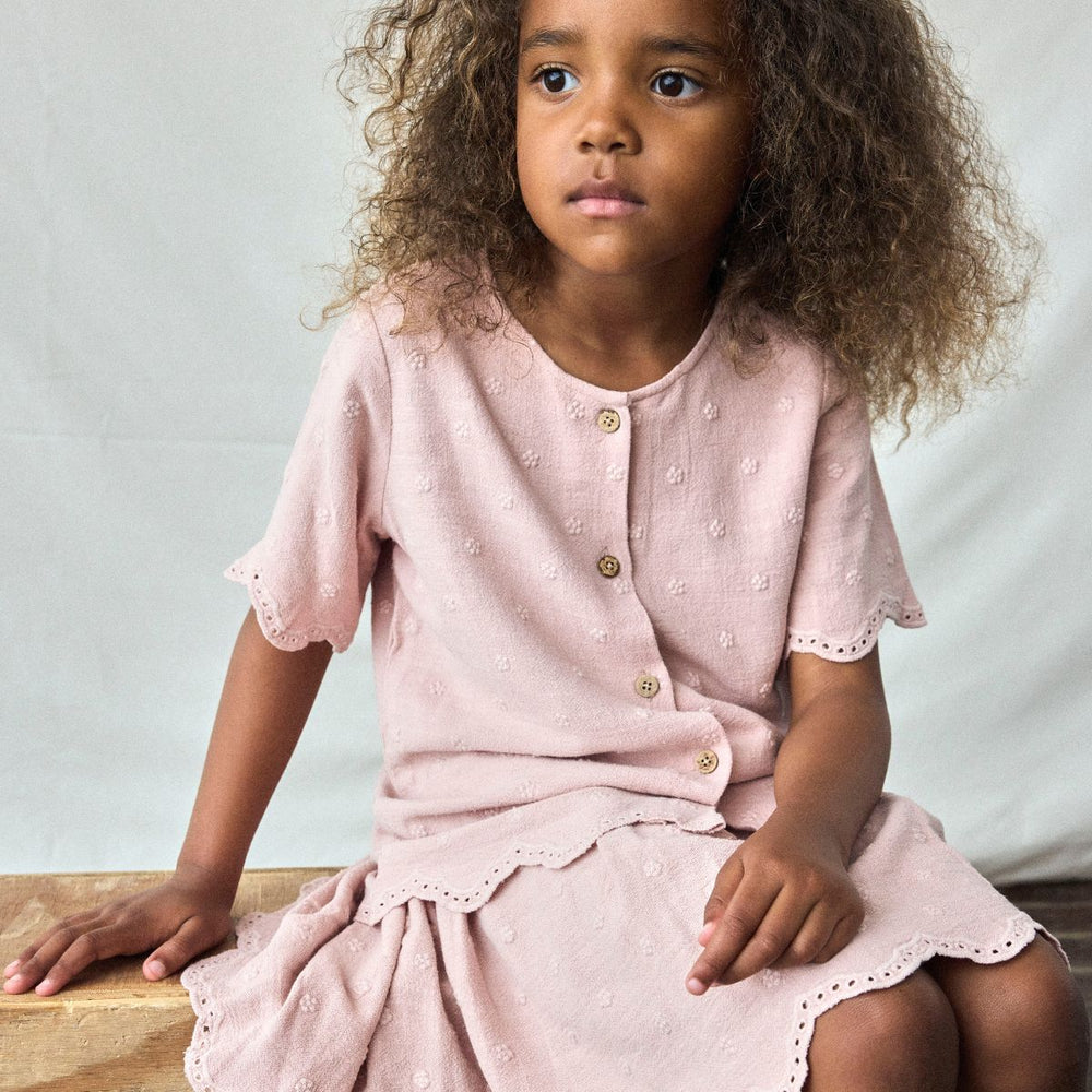 Ben je op zoek naar een fijn shirtje voor je kindje voor deze zomer? Dan is dit kaja shirt in de kleur misty rose ideaal! Dit schattige blouseje met korte mouwen is super summer proof en is eindeloos te combineren! VanZus