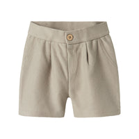Deze schattige kaleo shorts in de kleur mourning dove van het merk Lil' Atelier is een must-have voor elke kindergarderobe tijdens de warmere maanden. Gemaakt van hoogwaardige, ademende materialen, bieden deze shorts ultiem comfort en bewegingsvrijheid voor actieve kinderen. VanZus