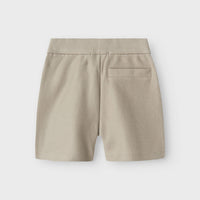 Deze schattige kaleo shorts in de kleur mourning dove van het merk Lil' Atelier is een must-have voor elke kindergarderobe tijdens de warmere maanden. Gemaakt van hoogwaardige, ademende materialen, bieden deze shorts ultiem comfort en bewegingsvrijheid voor actieve kinderen. VanZus