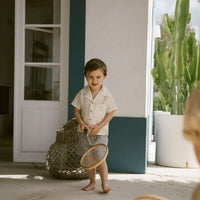 Deze schattige kaleo shorts in de kleur mourning dove van het merk Lil' Atelier is een must-have voor elke kindergarderobe tijdens de warmere maanden. Gemaakt van hoogwaardige, ademende materialen, bieden deze shorts ultiem comfort en bewegingsvrijheid voor actieve kinderen. VanZus