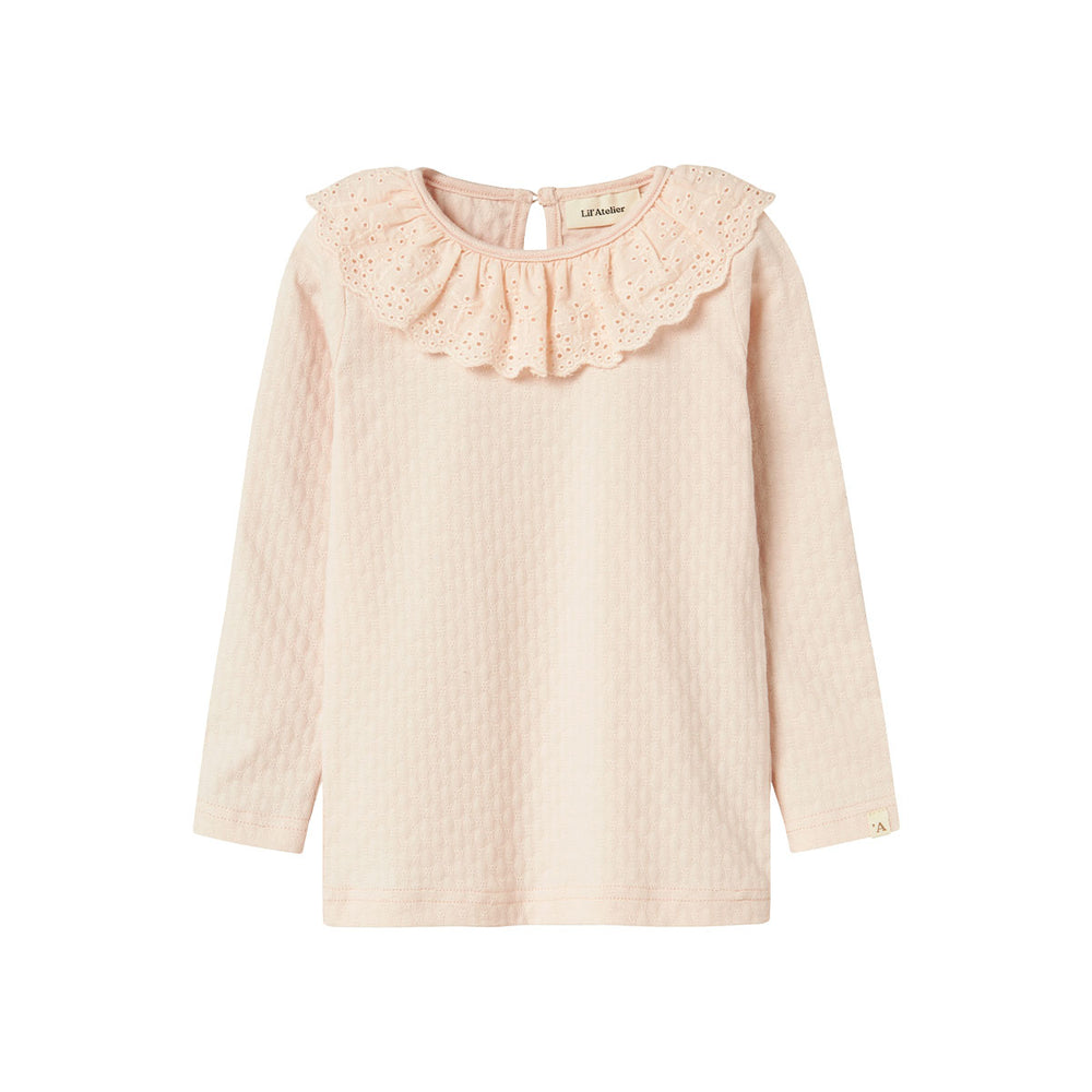 Stel de liefste outfits samen met dit kira slim shirt in de kleur silver peony. Dit roze shirtje zit ontzettend comfortabel. Het shirt is namelijk gemaakt van biologisch katoen en elastaan. Biologisch katoen wordt geteeld zonder gebruik te maken van schadelijke chemicaliën. Wel zo fijn! VanZus