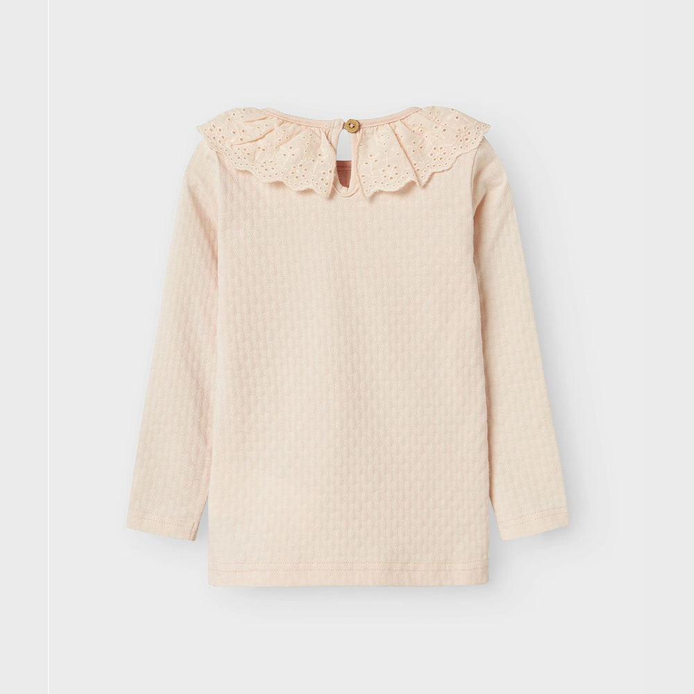 Stel de liefste outfits samen met dit kira slim shirt in de kleur silver peony. Dit roze shirtje zit ontzettend comfortabel. Het shirt is namelijk gemaakt van biologisch katoen en elastaan. Biologisch katoen wordt geteeld zonder gebruik te maken van schadelijke chemicaliën. Wel zo fijn! VanZus