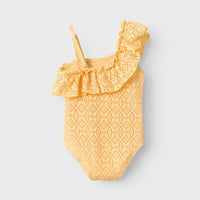 Laat de waterpret beginnen met dit geweldige gele knit badpak sahara sun van het merk Lil' Atelier. Dit zonnige en fleurige badpak is hét must have item voor de zomer. Dit leuke badpak is voorzien van een schattig gehaakt patroon, ruches en twee verschillende schouderbandjes. VanZus