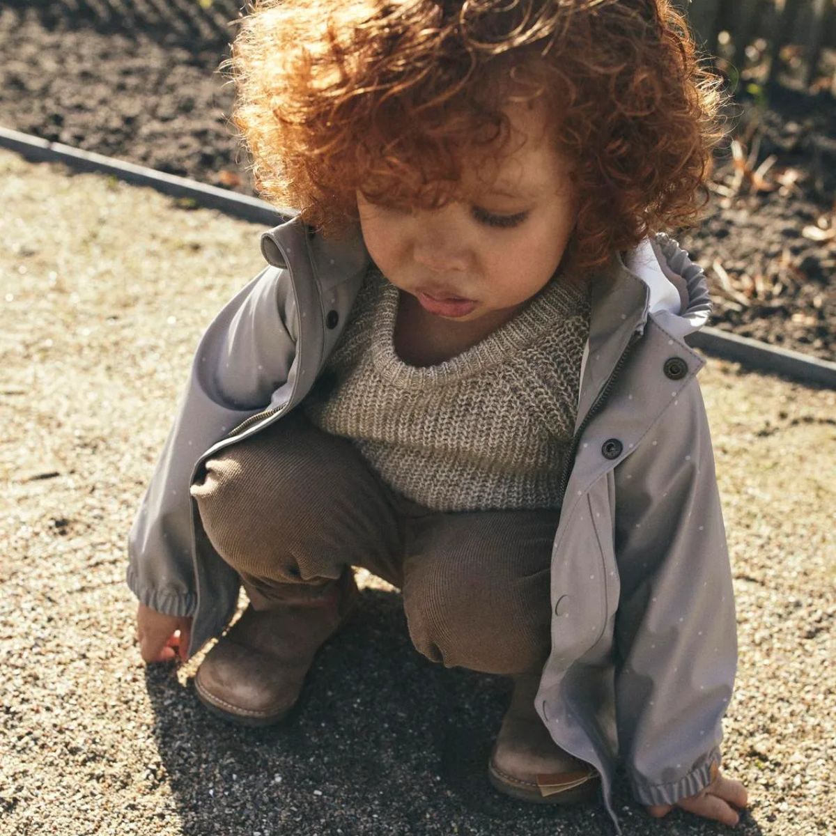 Lil' Atelier ladry regenpak in mourning dove, waterdicht met 10.000 mm. Inclusief afneembare capuchon, gelaste naden en verstelbare voetlussen. Perfect voor kinderen die graag buiten spelen. VanZus