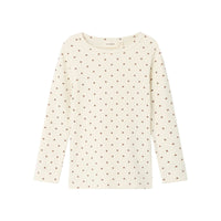 Je kindje ziet er nog liever uit in dit schattige lago kim longsleeve shirt in de kleur turtledove ladybug van het merk Lil' Atelier. Dit shirt is de ideale basic voor de alledaagse outfits. Draag hem op zichzelf of combineer hem met andere items, hij zal je kindje sowieso geweldig staan! VanZus