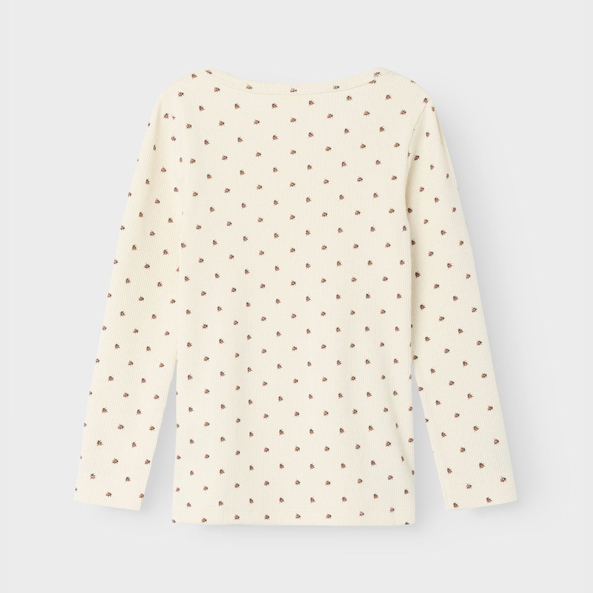 Je kindje ziet er nog liever uit in dit schattige lago kim longsleeve shirt in de kleur turtledove ladybug van het merk Lil' Atelier. Dit shirt is de ideale basic voor de alledaagse outfits. Draag hem op zichzelf of combineer hem met andere items, hij zal je kindje sowieso geweldig staan! VanZus