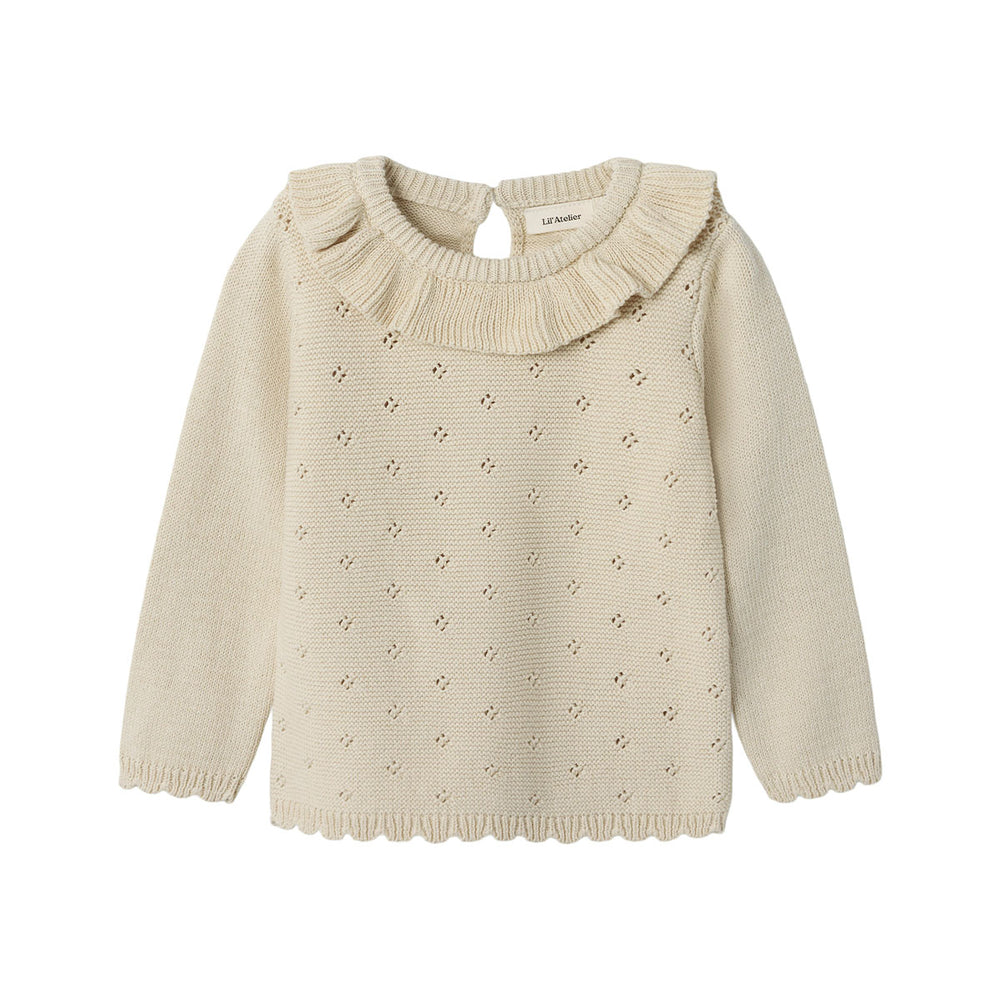 Het laguna knit shirt in de mooie kleur turtledove van het merk Lil' Atelier is een stijlvolle en comfortabele keuze voor elk kind. Deze pullover is gemaakt van 100% biologisch katoen, wat zorgt voor een zachte en huidvriendelijke ervaring. VanZus