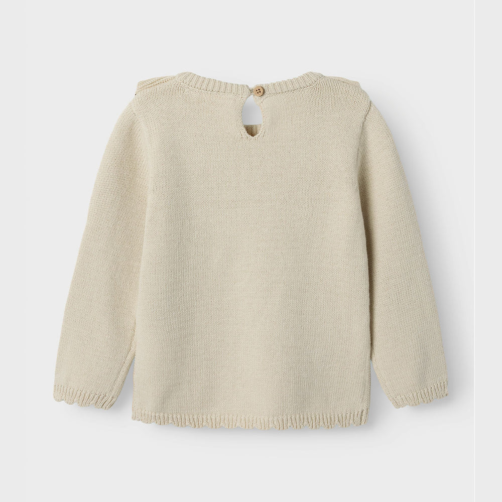 Het laguna knit shirt in de mooie kleur turtledove van het merk Lil' Atelier is een stijlvolle en comfortabele keuze voor elk kind. Deze pullover is gemaakt van 100% biologisch katoen, wat zorgt voor een zachte en huidvriendelijke ervaring. VanZus