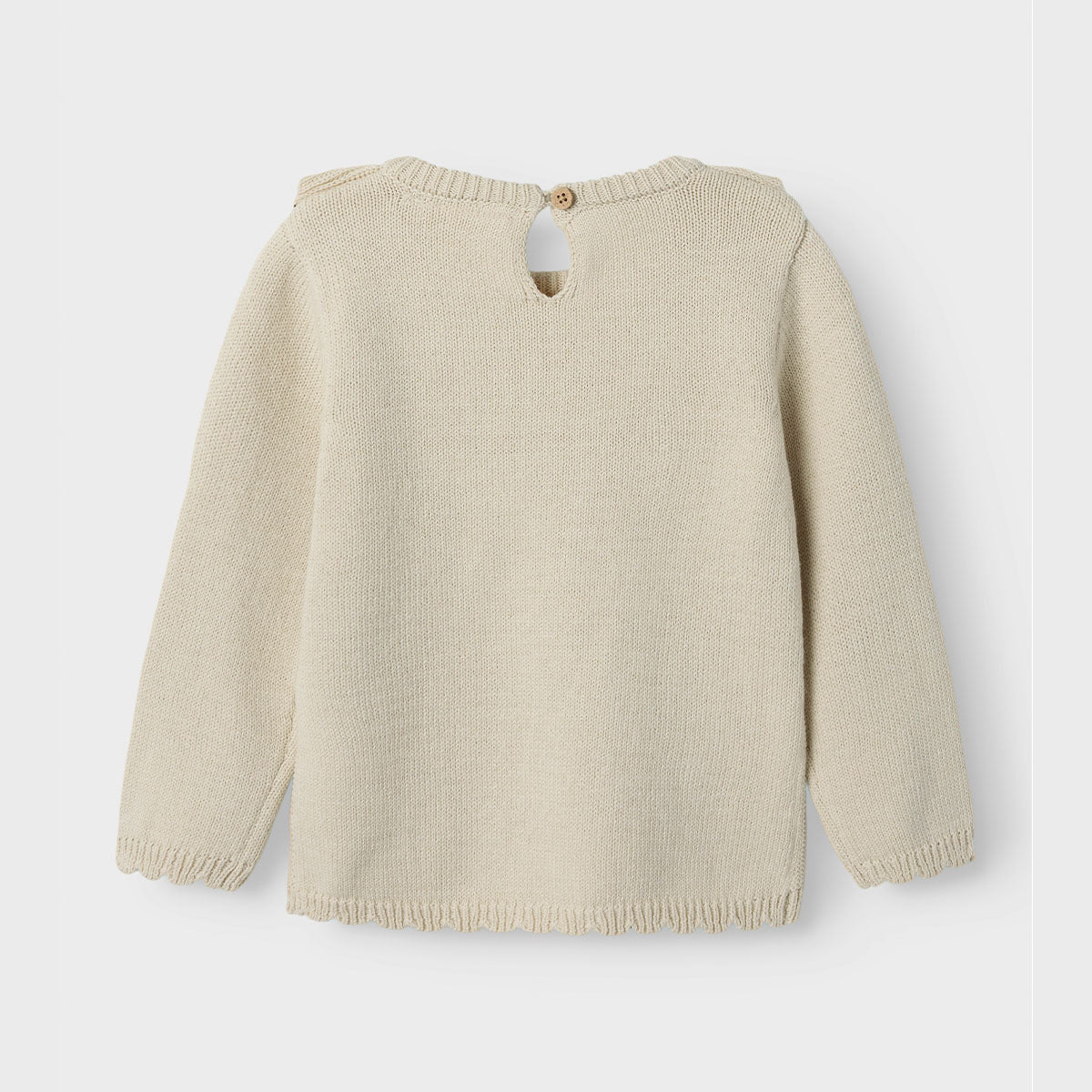 Het laguna knit shirt in de mooie kleur turtledove van het merk Lil' Atelier is een stijlvolle en comfortabele keuze voor elk kind. Deze pullover is gemaakt van 100% biologisch katoen, wat zorgt voor een zachte en huidvriendelijke ervaring. VanZus