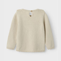 Het laguna knit shirt in de mooie kleur turtledove van het merk Lil' Atelier is een stijlvolle en comfortabele keuze voor elk kind. Deze pullover is gemaakt van 100% biologisch katoen, wat zorgt voor een zachte en huidvriendelijke ervaring. VanZus