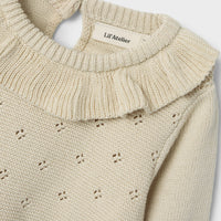 Het laguna knit shirt in de mooie kleur turtledove van het merk Lil' Atelier is een stijlvolle en comfortabele keuze voor elk kind. Deze pullover is gemaakt van 100% biologisch katoen, wat zorgt voor een zachte en huidvriendelijke ervaring. VanZus