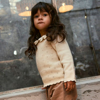 Het laguna knit shirt in de mooie kleur turtledove van het merk Lil' Atelier is een stijlvolle en comfortabele keuze voor elk kind. Deze pullover is gemaakt van 100% biologisch katoen, wat zorgt voor een zachte en huidvriendelijke ervaring. VanZus