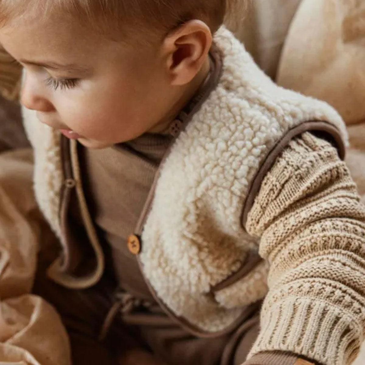 Stijl de look van jouw mini af met de heerlijk zachte lajo mini bodywarmer van het merk Lil' Atelier. VanZus