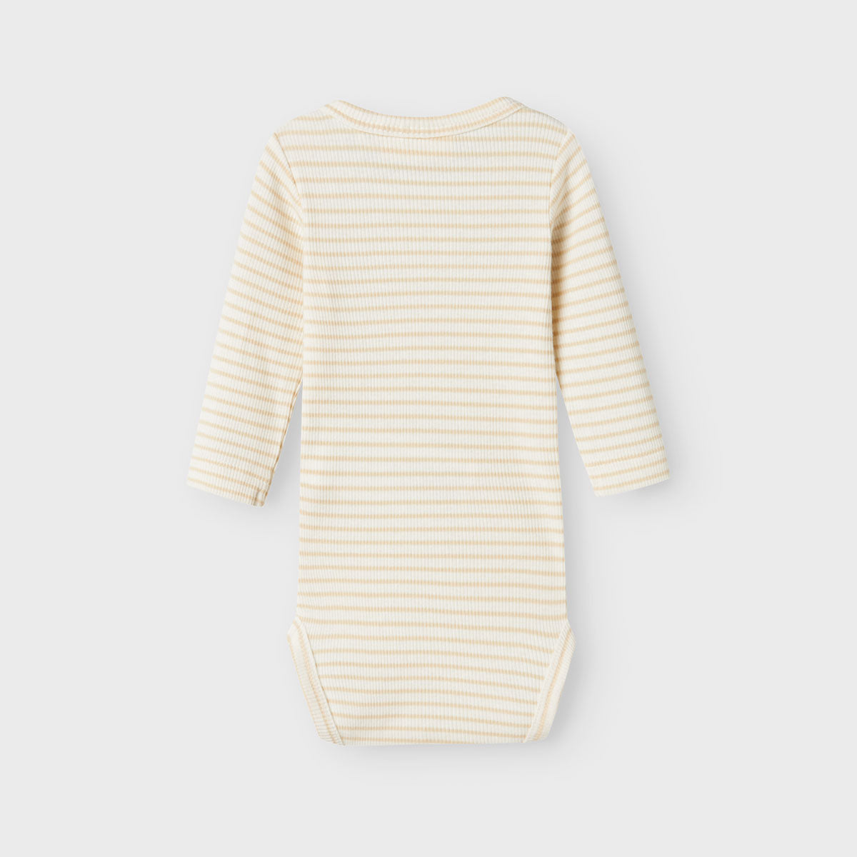 Je kindje ziet er nog liever uit in dit schattige lake longsleeve rompertje in de kleur coconut milk van het merk Lil' Atelier. Deze romper is de ideale basic voor de alledaagse outfits. VanZus